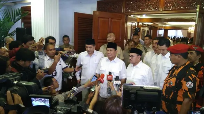 Prabowo mengusung dua menteri yang dipecat Presiden Jokowi menjadi kepala daerah.