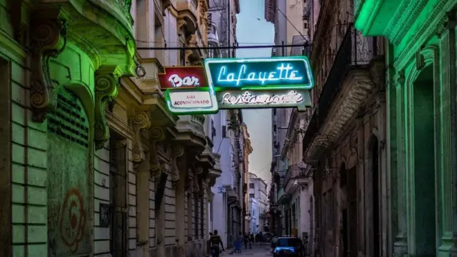 要修復哈瓦那的燈牌，洛佩茲和團隊成員要利用一系列的繩索結構來緩緩升降舊的燈牌