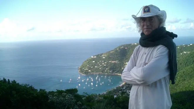 Сева Новгородцев на фоне океана