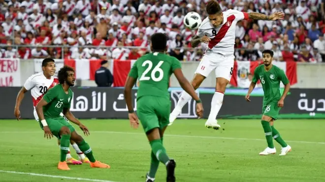 Saudi Arabia (áo xanh) đã giao hữu với Peru ngày 3/6