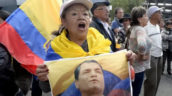 Partidarios de Correa protestaron la decisión judicial.