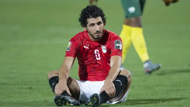 لاعب منتخب مصر، أحمد حجازي، في رد فعل عقب هزيمة فريقه أمام جنوب أفريقيا.