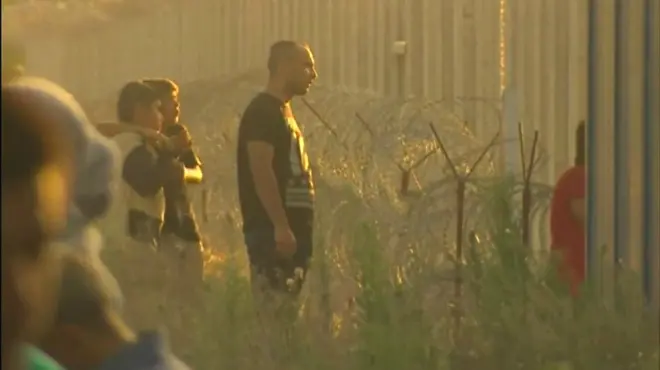 Мигранты у ограждения