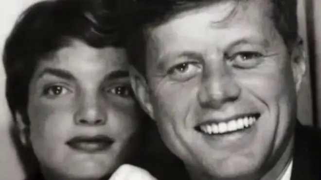 امریکی صدر جان ایف کینیڈی کی زندگی کے بارے میں ایک تصویری نمائش واشنگٹن میں منعقد ہو رہی ہے جن میں ان کی ایسی تصاویر بھی شامل ہیں جو اب تک منظرِ عام پر نہیں آئیں۔