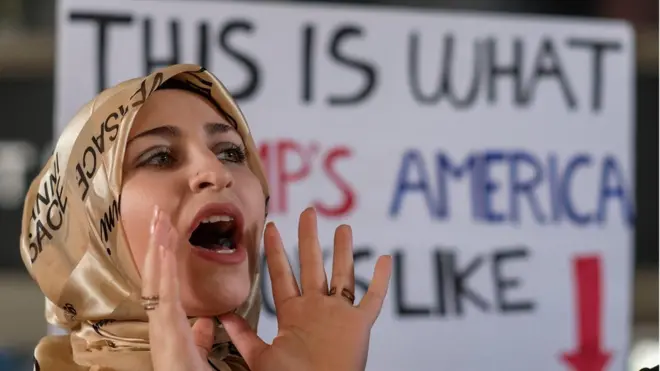 لا تزال الاحتجاجات مستمرة في أمريكا ضد قرار ترامب التنفيذي.