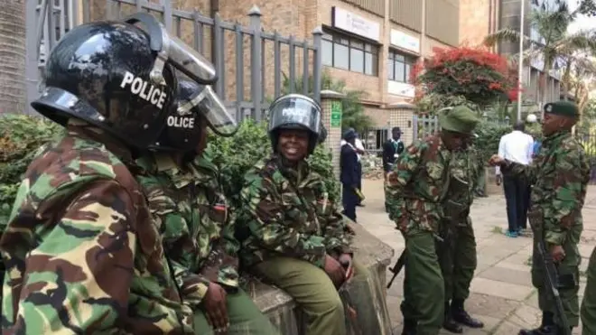 La police devant le siège de la commission électorale (IEBC)
