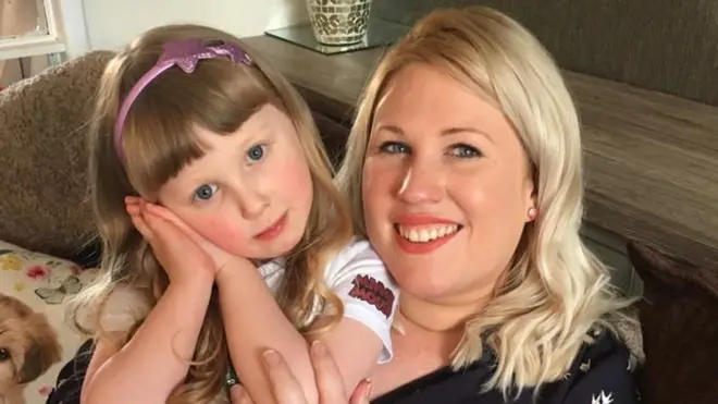 Alex Flowers le contó a la BBC las complicaciones que sufrió al dar a luz a su hija Ruby.