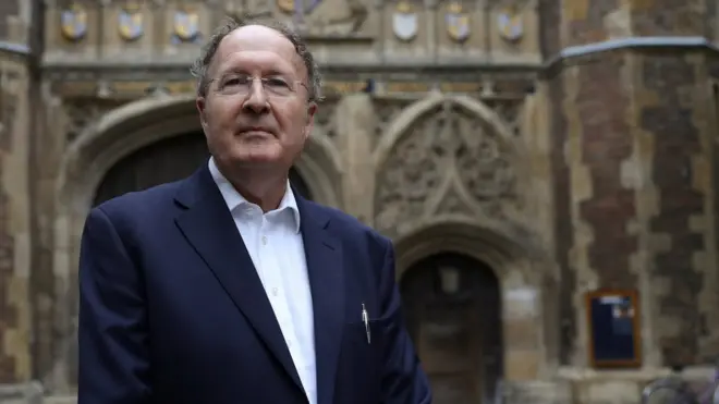 ศ.วินเทอร์ เคยได้รับพระราชทานรางวัลสมเด็จเจ้าฟ้ามหิดลประจำปี 2559 จากผลงานการพัฒนาวิธีดัดแปลงโมเลกุลแอนติบอดีของหนูให้สามารถใช้ในการรักษาโรคในมนุษย์ได้