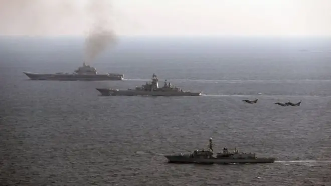 Фрегат HMS St Albans и три истребителя сопровождают российскую ударную группу (сверху)