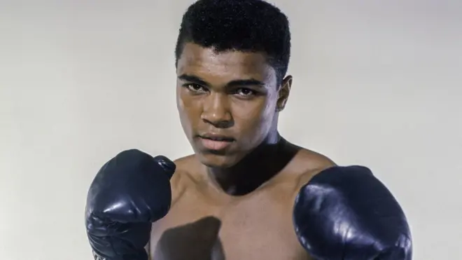Petinju Cassius Clay Jr mengubah namanya menjadi Muhammad Ali ketika dia menjadi mualaf.