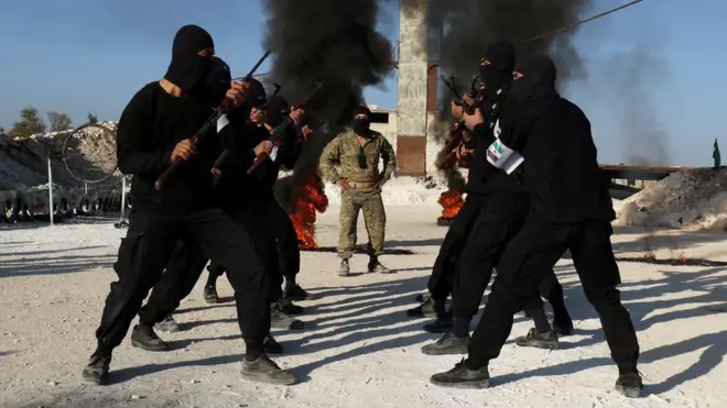 Источники Би-би-си и нескольких других европейских СМИ утверждают, что в Карабах отправились боевики из Идлиба, Африна и других патронируемых Турцией районов на севере Сирии. На фото - бойцы мятежных формирований в Идлибе в 2016 году