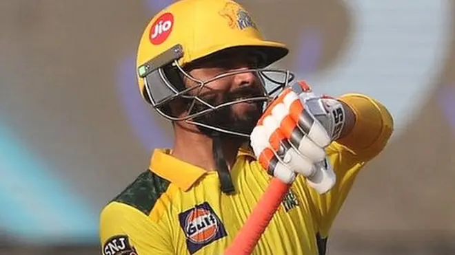 जडेजा अपने चिर परिचित अंदाज में बैट लहराते हुए