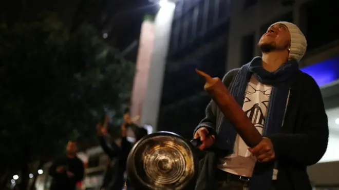 Cacerolas como forma de protesta se ven en muchos países de América Latina. En Colombia es la primea vez.