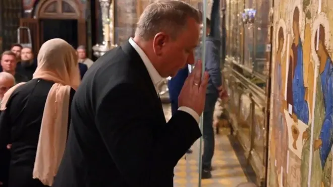 Сергей Лопатников рядом с иконой