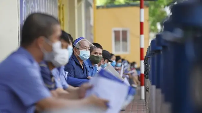Chờ đợi để được tiêm AstraZeneca bên ngoài nhà thi đấu Trịnh Hoài Đức, Hà Nội, Việt Nam, ngày 03 tháng 8 năm 2021