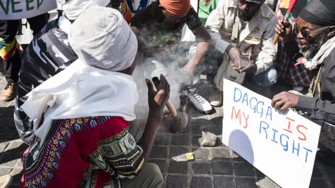 Watu wakivuta bangi nje ya mahakama ya katiba nchini Afrika Kusini baada ya ukuzaji na uvutaji wa bangi kuhalalishwa