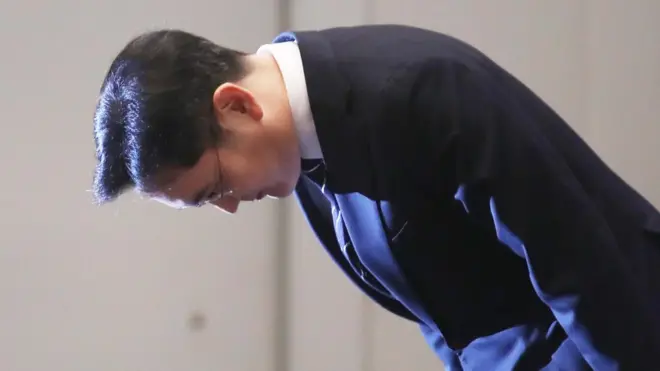 이재용 삼성전자 부회장이 6일 오후 서울 서초동 삼성사옥에서 경영권 승계 및 노동조합 문제 등과 관련해 '대국민 사과문'을 발표하기 앞서 고개숙여 사과하고 있다