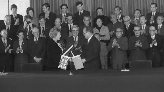 香港政府回应报告称，"自回归以来，香港特别行政区一直严格按照《基本法》的规定实行高度自治、"港人治港"，充分体现"一国两制"得到全面和成功落实，这是国际社会有目共睹的。"