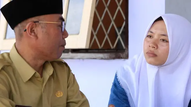 Rus'an Hayyi menjawab pertanyaan-pertanyaan Ely Susiawati tentang cara-cara mendaftarkan diri program bidik misi untuk masuk ke perguruan tinggi.