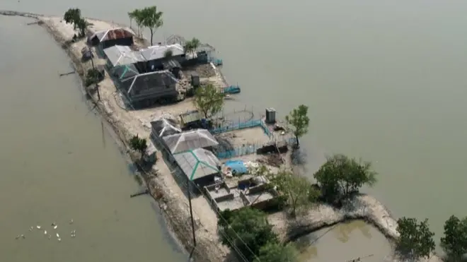 గబురలో ఇళ్లు, చెరువుల చుట్టూ చేరిన వరద నీరు