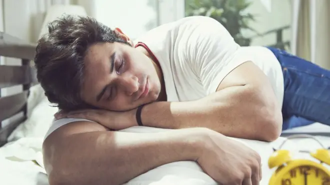 मानसिक आरोग्यः झोप न झाल्यामुळे मानसिक आरोग्यावर कसा परिणाम होतो?