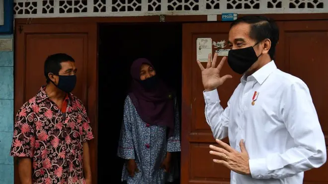 Presiden Joko Widodo (kanan) berbincang dengan warga saat meninjau proses distribusi sembako tahap ketiga bagi masyarakat kurang mampu dan terdampak Covid-19 di kawasan Johar Baru, Jakarta Pusat, Senin (18/05).