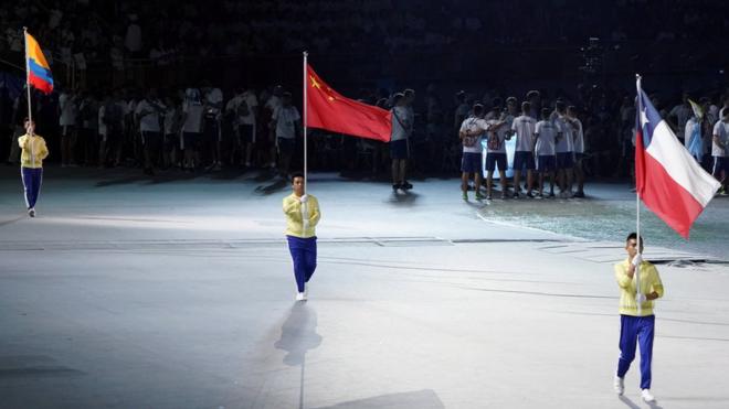 受到示威者影响，世大运开幕式上，哥伦比亚、中国、智利只见旗帜而不见运动员出场。