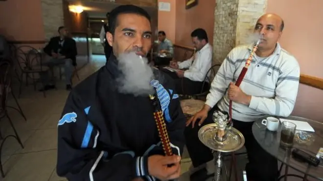 (Illustration: fumeurs de chicha dans un salon de chicha en Tunisie)
