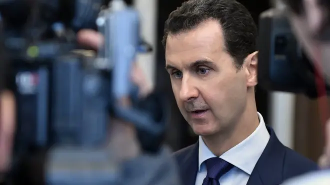 Bashar al-Assad memberikan keterangan kepada awak media dari Prancis di Damaskus, Suriah, pada Minggu (08/01).