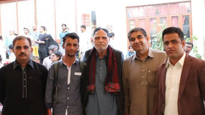 کراچی سے لاپتہ ہونے والے بلاگرز میں سے ایک اس تصویر میں میر محمد تالپور کے ساتھ کھڑے ہیں۔