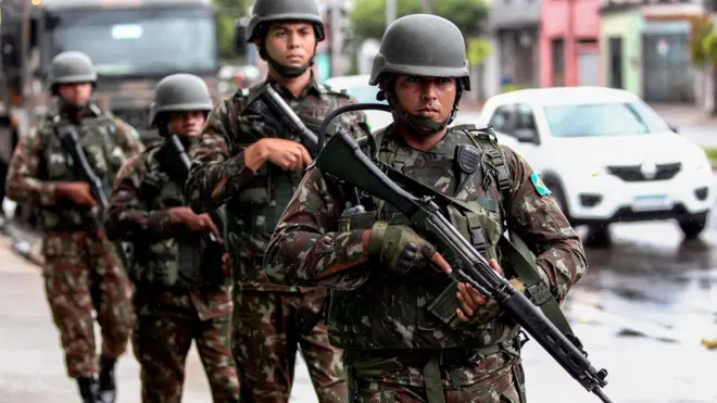 Militares brasileiros em operação no Rio