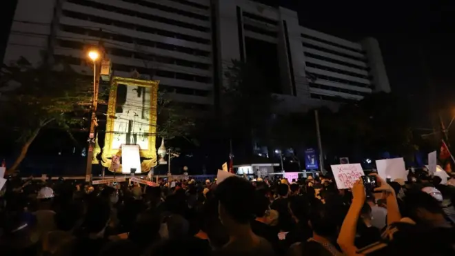 ผู้ชุมนุมหน้าศาล