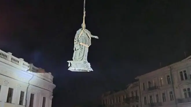 Демонтаж памятников в Одессе. Видео