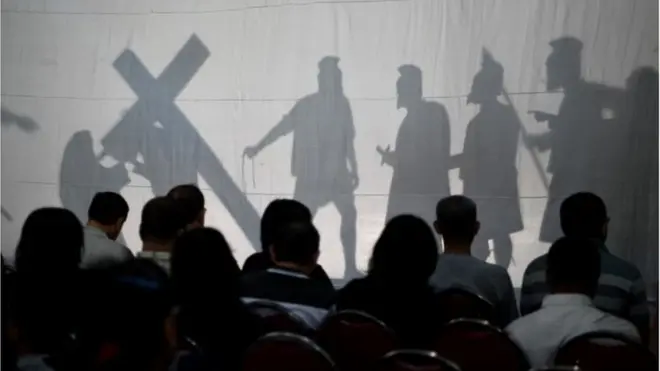 Prosesi jalan salib yang menjadi salah satu simbol peringatan Paskah di NTT ditiadakan demi mencegah penyebaran virus corona di kalangan jemaat.