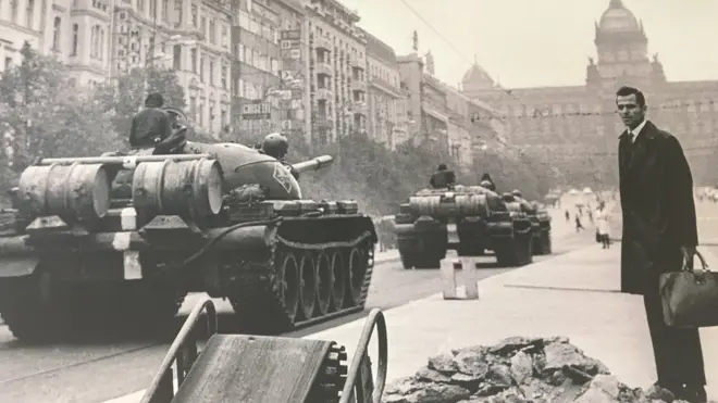Житель Праги спостерігає за радянськими танками