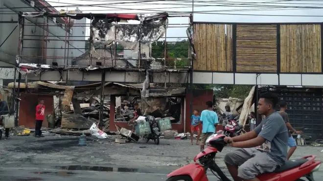 Warga Manokwari, Papua Barat, beraktivitas setelah kota tersebut dilanda kerusuhan.