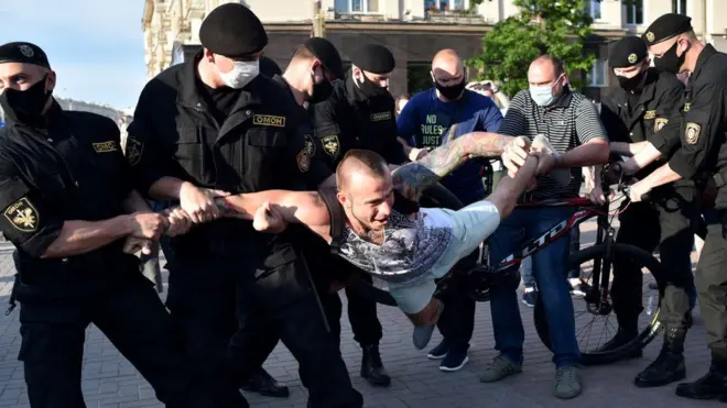 "Щось починає ворушитися навіть в головах раніше твердого електорату Лукашенка. Багато ж молодих розцінюють дедалі більш кволий режим як явний анахронізм", - вважає політолог Олександр Класковський