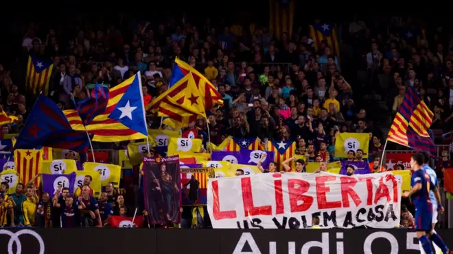 مؤيدو برشلونة يرفعون شعارات الاستقلال