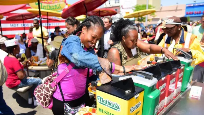 ABD'de bedava ketçap alan müşteriler