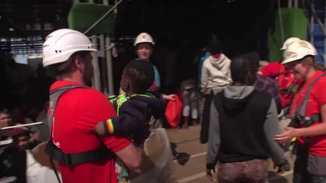 Кореспонденти ВВС тиждень провели на борту італійського рятувального судна, щоб побачити, як виглядає рятувальна операція на морі.