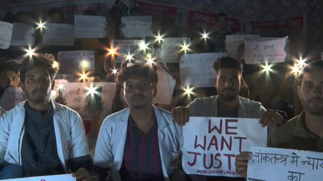 आंदोलन कर रहे छात्र