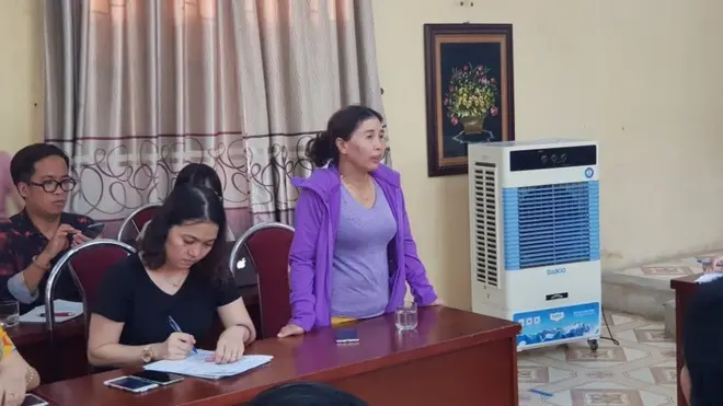 Phụ huynh học sinh làm việc tại Trường Tiểu học Quang Trung liên quan đến việc học sinh phải đứng ngoài cổng trường giữa trưa nắng.