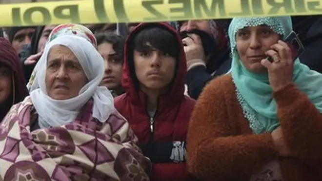 People watch as rescue operations take place on a site after an earthquake in Diyarbakir, Turkey February 6, 2023. REUTERS/Sertac Kayar