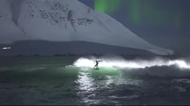 أول محترف في ركوب الأمواج بأيسلندا يقول إن تلك الرياضة ساعدته على التغلب على مرض اضطراب نقص الانتباه مع فرط الحركة