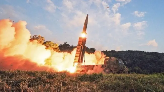 పేలుతున్న క్షిపణి