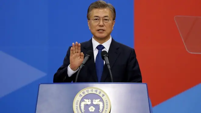 文在寅在国民议会大厦中央大厅举行的典礼上正式宣誓就职韩国第19任总统。