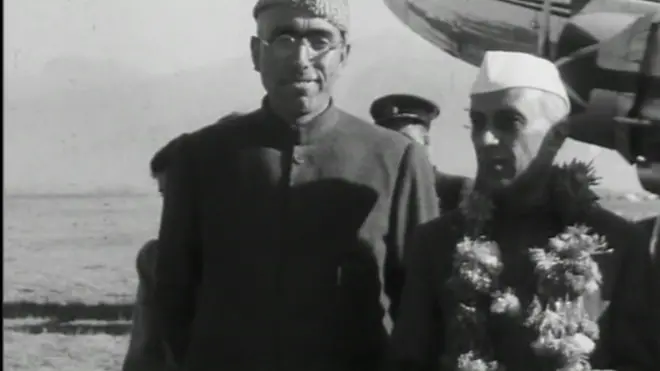७० वर्ष अघि काश्मीरका राजाले काश्मीरलाई भारतमा गाभ्ने निर्णय गरे। तर त्यस्तो निर्णयको आधिकारिकता संबन्धी विवाद अझै कायमै छ। बीबीसी रिपोर्ट (भिडिओ)