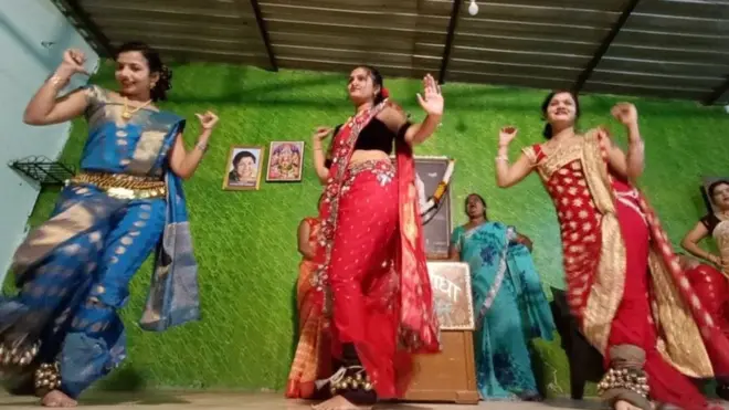 लावणी करती महिलाएं