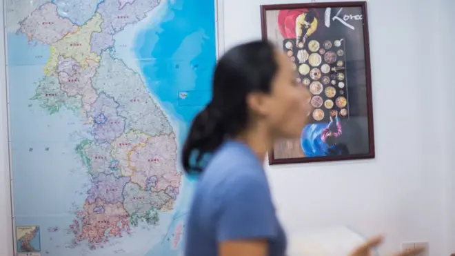 유엔인권정책센터에서 다문화 가정 이주 여성들을 위해 한국 문화 수업을 진행한다