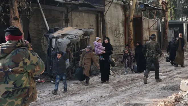 В районах города, которые войска Асада один за другим отбивают у повстанцев, остается несколько тысяч мирных жителей